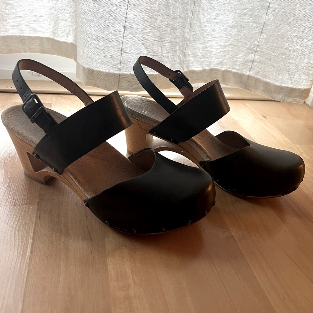 Black Dansko Clogs (39)